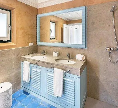 Sleeps 8 Air Con *