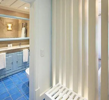 Sleeps 8 Air Con Вилла